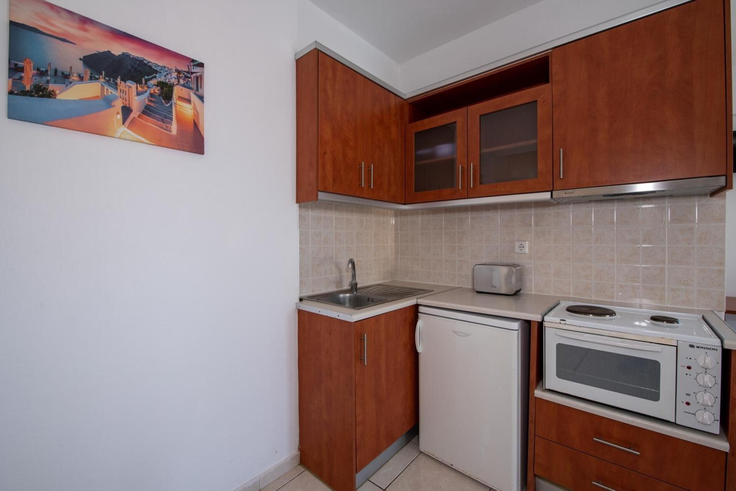 Fridge, oven, stovetop, coffee/tea maker