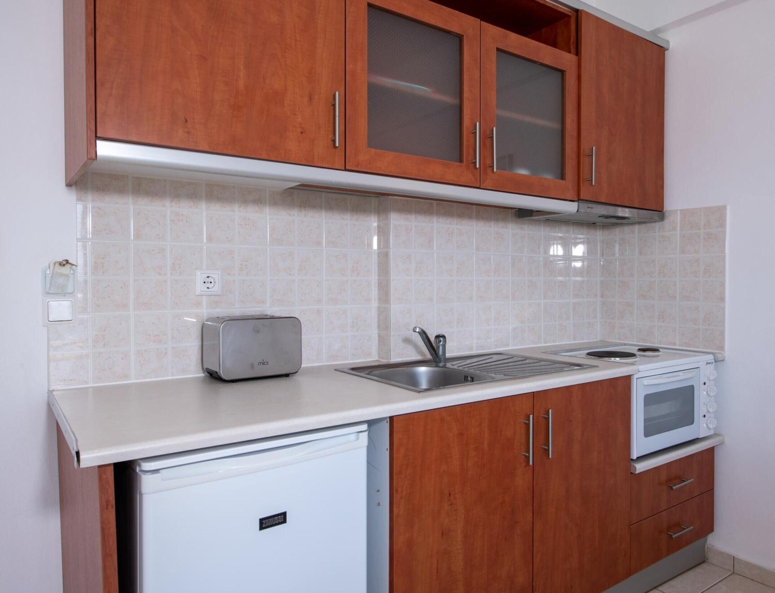 Fridge, oven, stovetop, coffee/tea maker