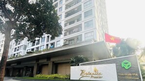A modern building with a sign that reads "Botanical Premier" and a flag. - The Wellington Homes - Botanica Premier Apartment - Nearby Airport Free Pool Gym (Ho Chi Minh City)