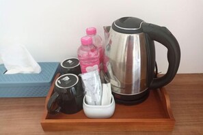 Kopi dan/atau alat penyeduh kopi