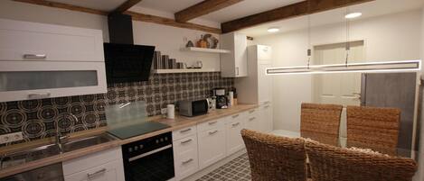 Kylskåp, mikrovågsugn, ugn och spishäll