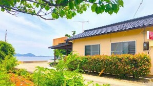A coastal building with a tiled roof, a visible antenna, and a view of the sea. - [Panoramic view of the sea!] 28 minutes by car to Kinosaki Onsen (Kyotango)
