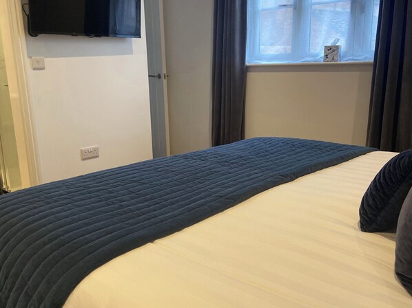 2 Schlafzimmer, individuell dekoriert, individuell eingerichtet