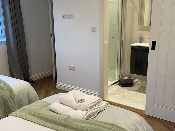 2 Schlafzimmer, individuell dekoriert, individuell eingerichtet