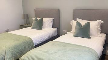 2 kamar tidur dan didekorasi berbeda-beda