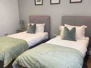 2 bedrooms, individually decorated, individually furnished - The Cart Shed (Bedford)