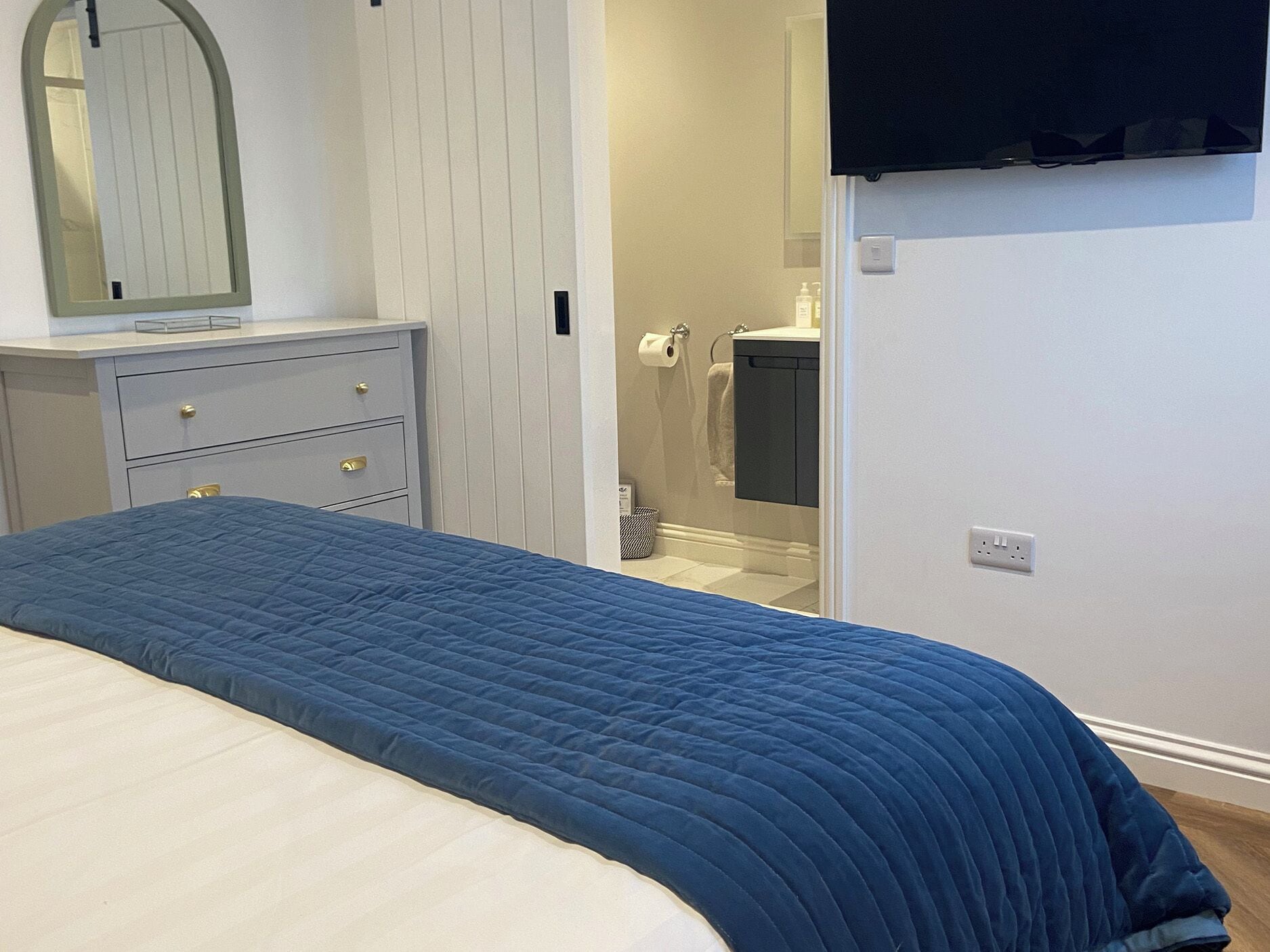 2 bedrooms, individually decorated, individually furnished