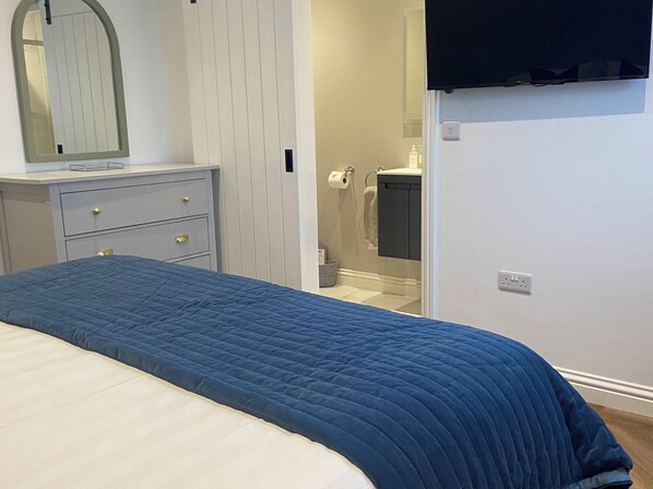 2 Schlafzimmer, individuell dekoriert, individuell eingerichtet