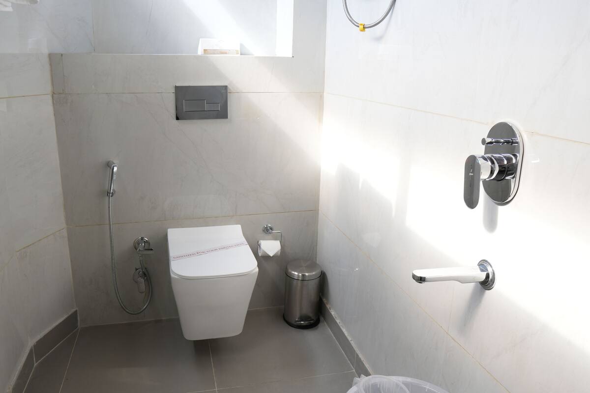 Shower, free toiletries, towels