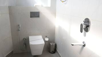 Quarto standard | Banheiro | Chuveiro, produtos de toalete grátis, toalhas de banho