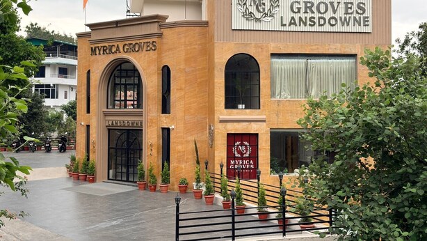 Ein Gebäude mit einem Schild, auf dem 'MYRICA GROVES LANSDOWNE' steht.