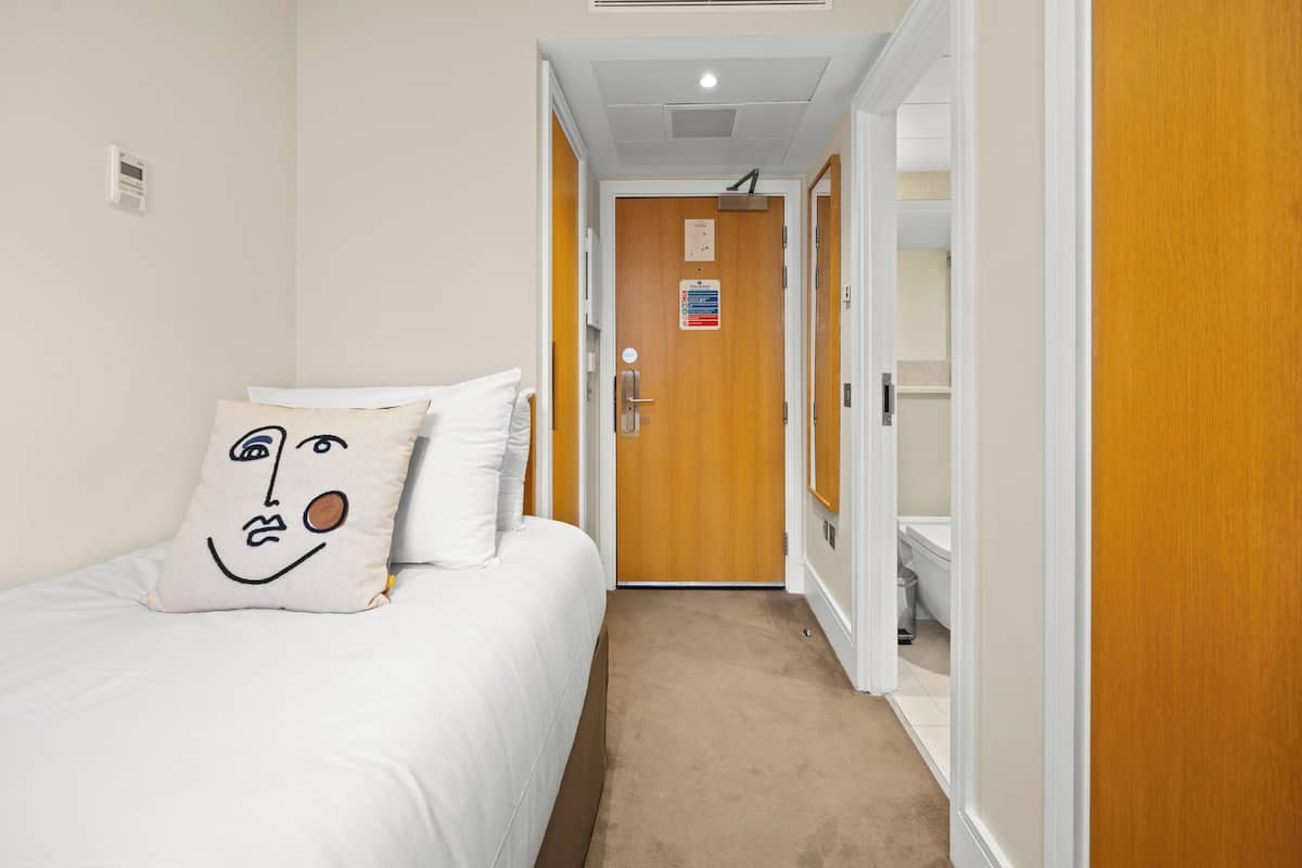 Cozy Single Room | In-room safe, desk, iron/ironing board, free WiFi