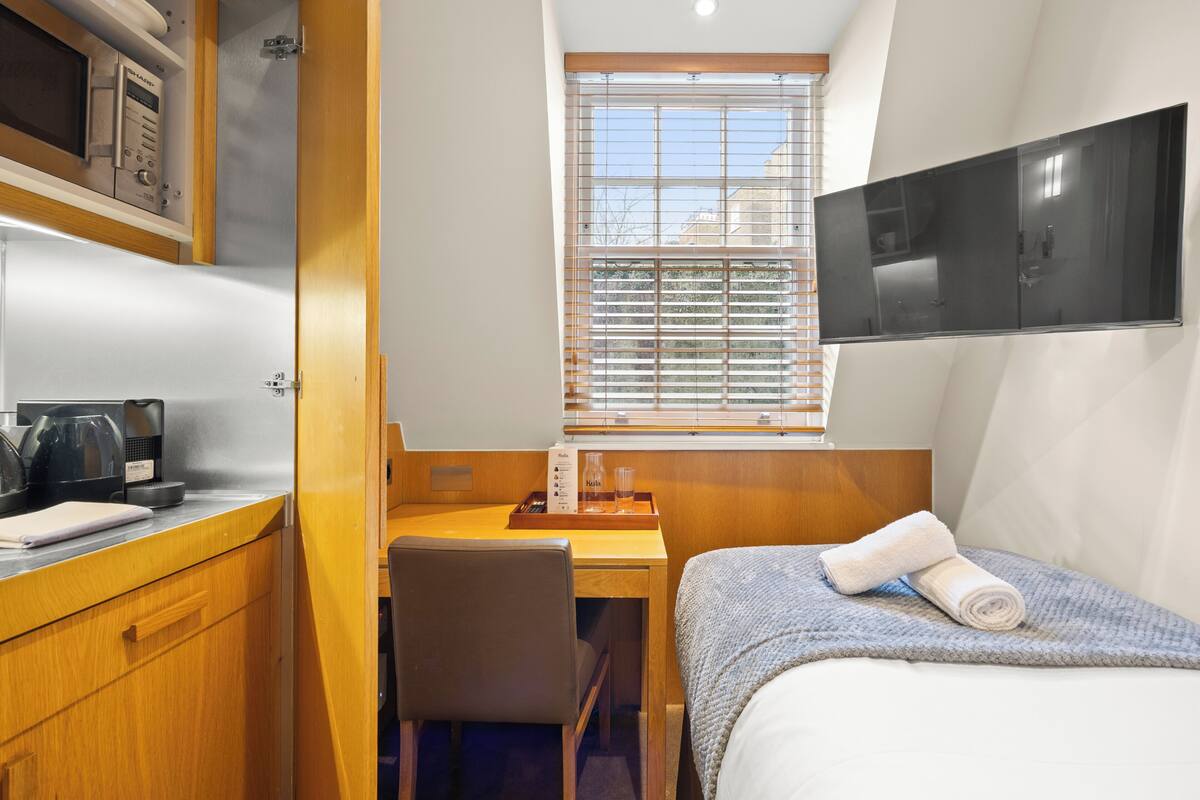 Cozy Single Room | Safe på rommet, skrivebord og skrivebord for bærbar PC