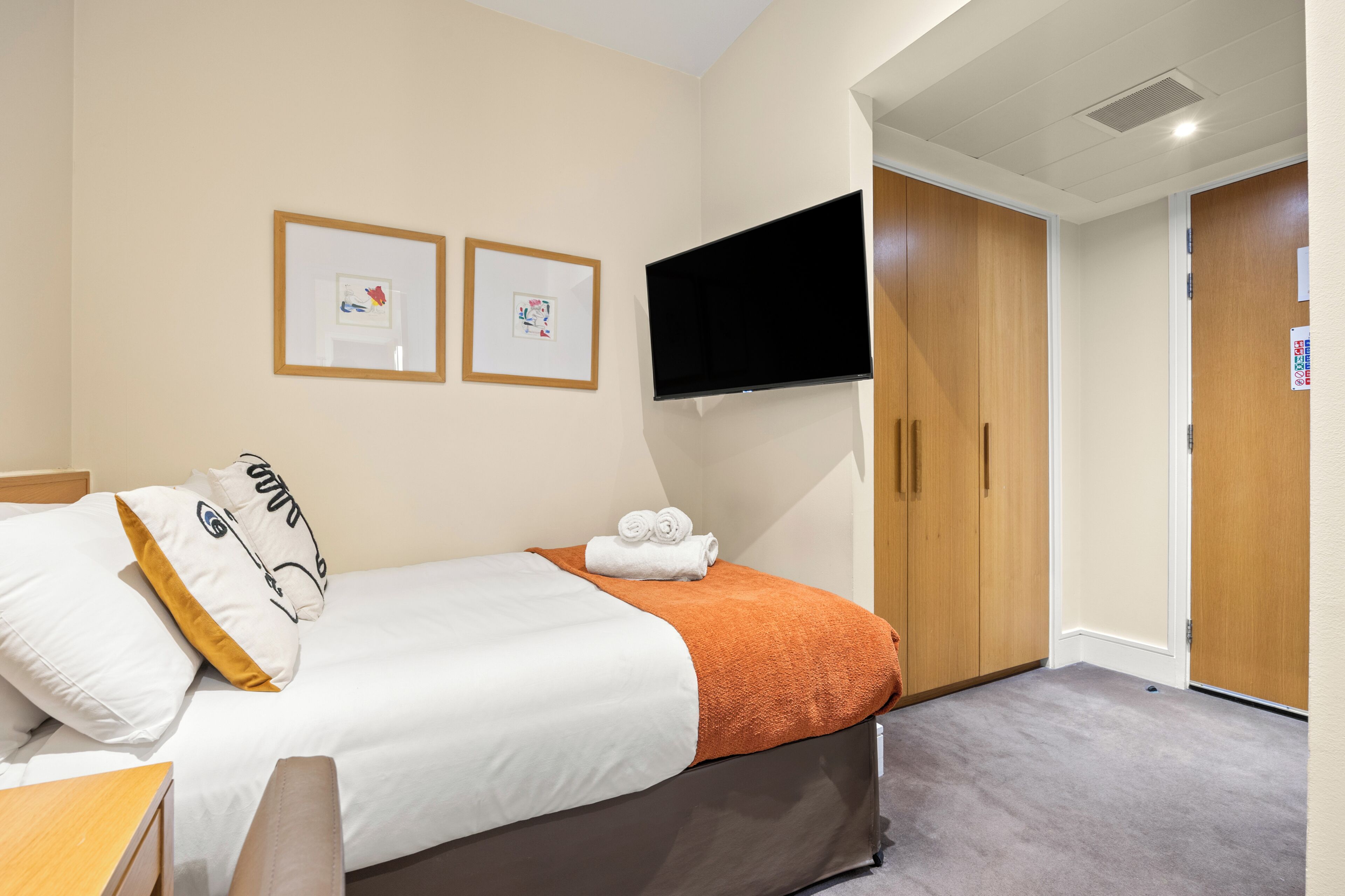 Small Double Room | Cofres nos quartos, escrivaninha, ferros/tábuas de passar roupa