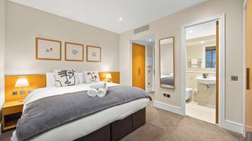 King Bed Room | In-room safe, desk, iron/ironing board, free WiFi
