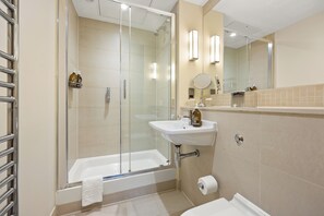 Secador de cabelo, toalhas de banho, sabonete, shampoo