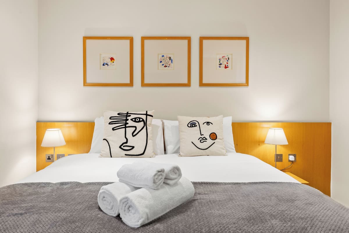 King Bed Room | In-room safe, desk, iron/ironing board, free WiFi