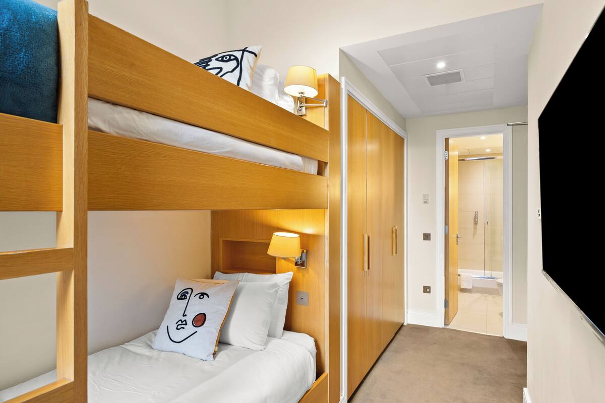 Twin Bunk | Safe på rommet, skrivebord og skrivebord for bærbar PC