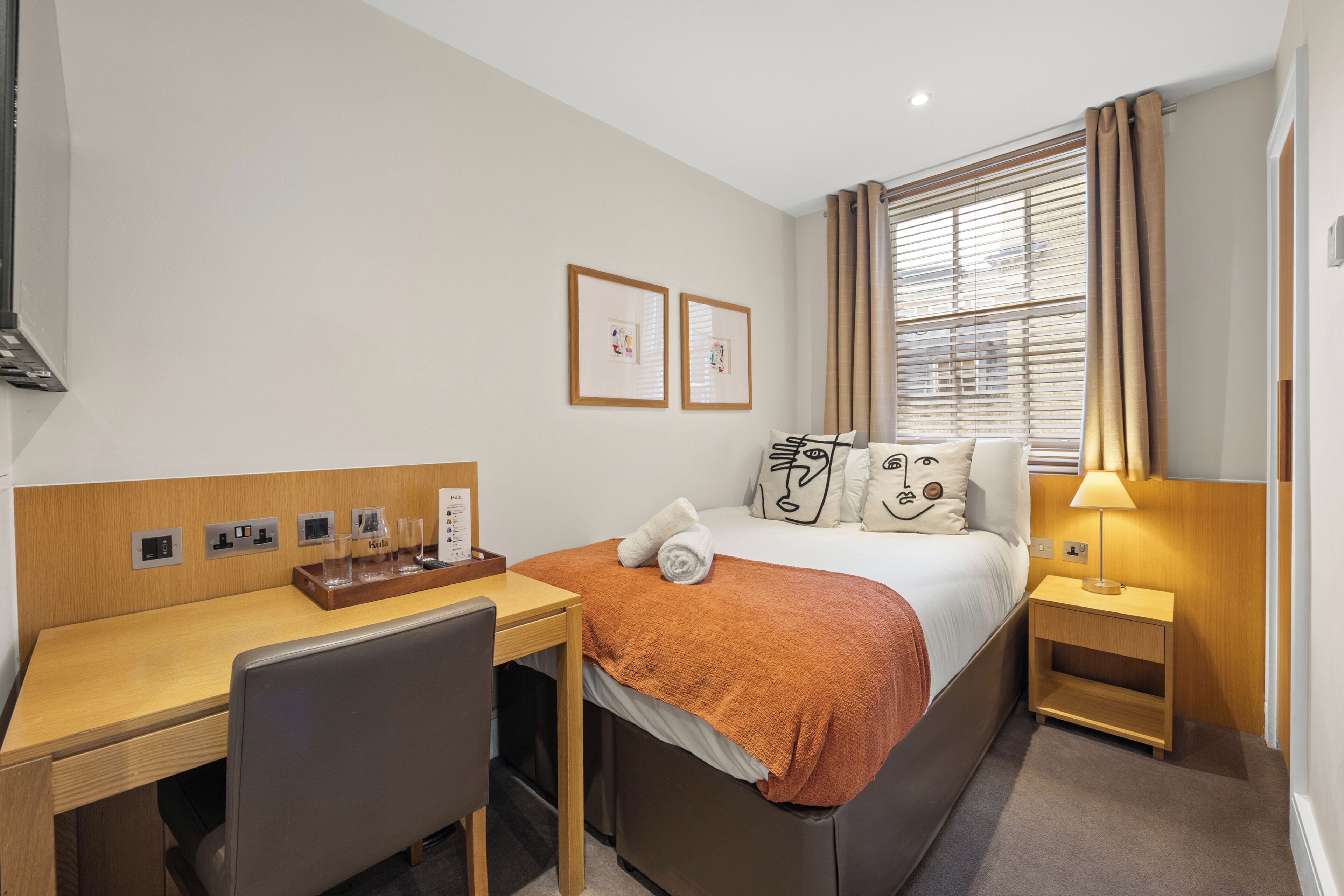 Small Double Room | In-room safe, desk, iron/ironing board, free WiFi