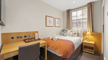 Small Double Room | Una cassaforte in camera, una scrivania, ferro/asse da stiro