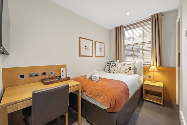 Small Double Room | In-room safe, desk, iron/ironing board, free WiFi