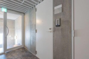 A hallway with a door marked '4' and a keypad lock. - LEGALAND Sangenjaya ANNEX (Tokyo)