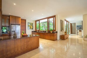 المنشأة من الداخل