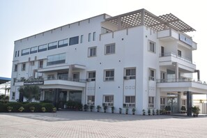 Exterior - Bedis Dream Land Hotel And Resort (Tarabganj)