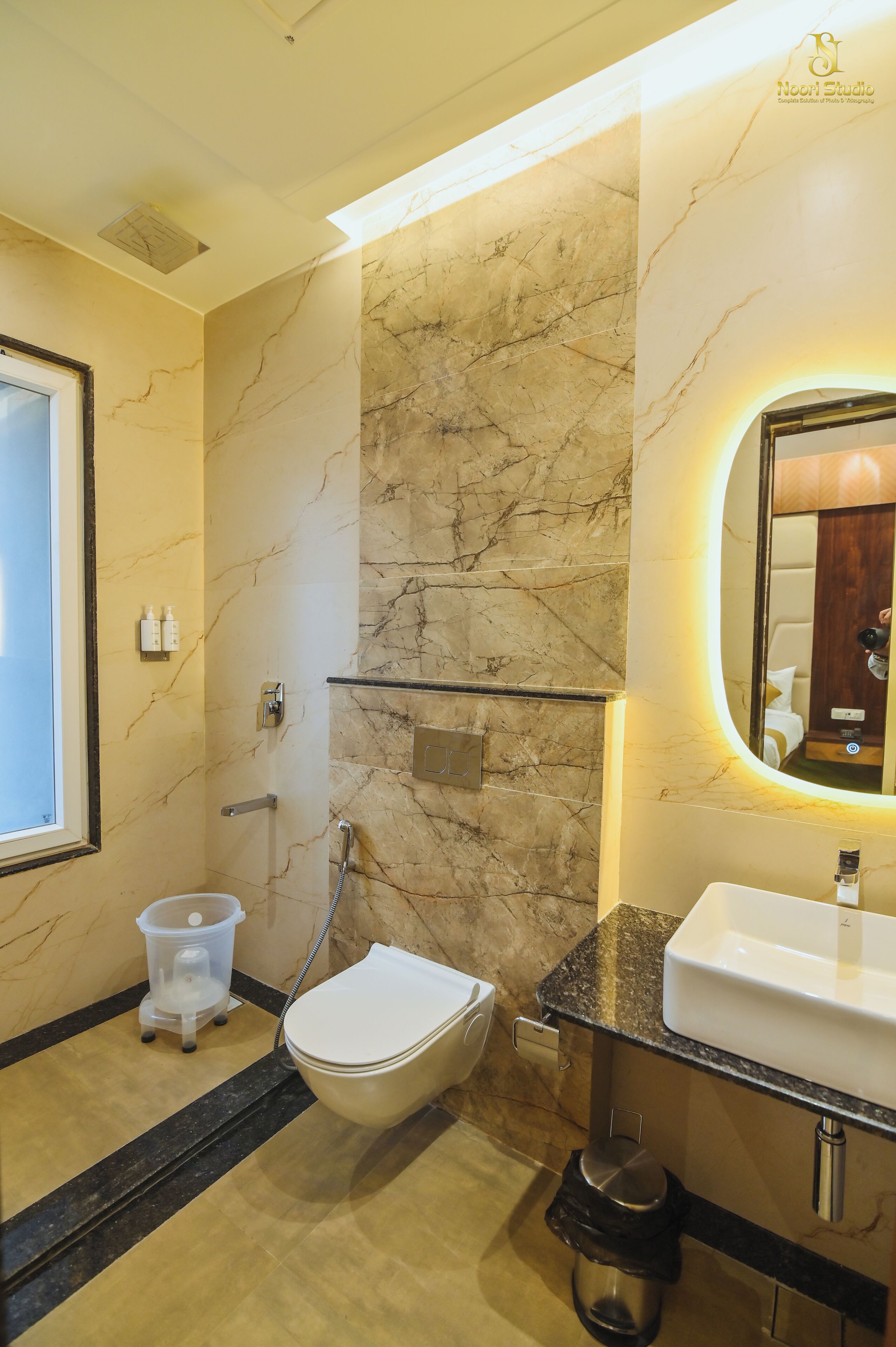 Superior Room, 1 King Bed | Bathroom | Towels