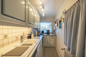 Jääkaappi, uuni, liesi, astianpesukone