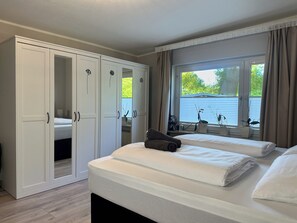 4 bedrooms, desk, iron/ironing board, free WiFi