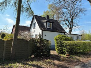 A house with a sloped roof, a visible chimney, and a small window. - Country Lodge Amelia - with fireplace & Sauna (Schenefeld)