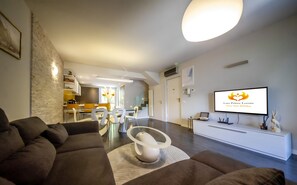 Una Smart TV, libros