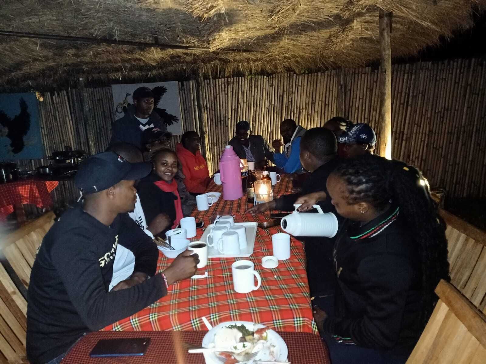 朝食 (イングリッシュ ブレックファスト)、毎日提供 (1 名様 1000 GBP)