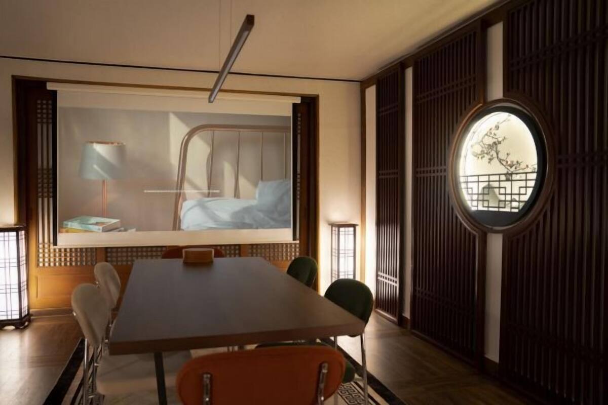 Una sala conferenze con un lungo tavolo, sedie, un letto con vista e arredamento tradizionale.