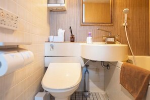 Een badkamer met toilet, wastafel en douche.