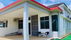A modern house with a covered patio, large windows, and a red roof. - D' Splash Garden Homestay Baling (Baling)