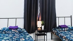A room with two beds, a small table with a lamp, and a potted plant. - D' Splash Garden Homestay Baling (Baling)