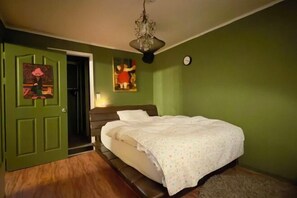 Room - Where Past Meets Present on Antique street, Itaewon (Seoul)