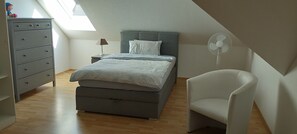 2 slaapkamers, een bureau, een strijkplank/strijkijzer, wifi