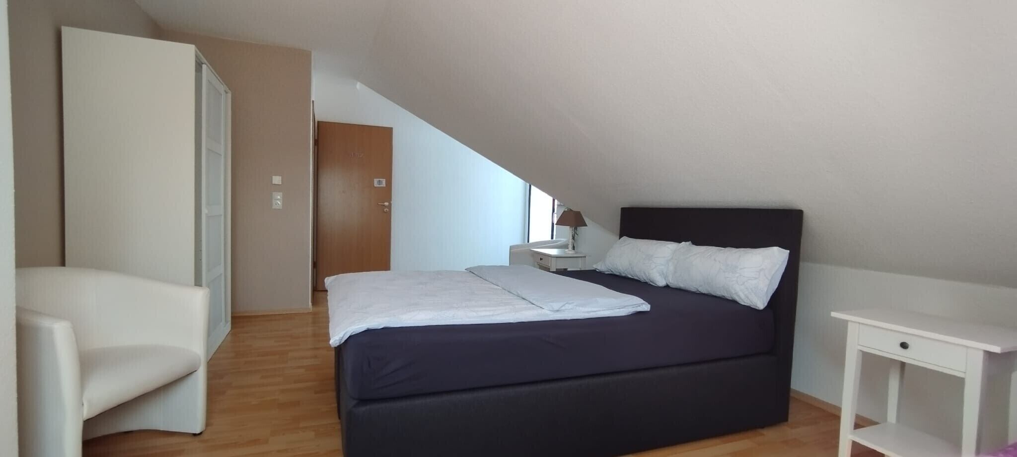 2 soverom, skrivebord, strykejern/-brett og wi-fi