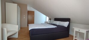 2 bedrooms, desk, iron/ironing board, WiFi