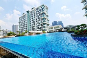 A modern hotel with a large swimming pool, surrounded by high-rise buildings and greenery. - Broad 7 Guest Scott Garden / Old Klang Road / Bangsar South / Mid Valley / Kuala Lumpur (Kuala Lumpur)
