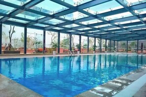 حمام سباحة داخلي