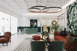 Un hall d’hôtel moderne comprenant un comptoir d’accueil, un espace salon et une grande fresque murale.