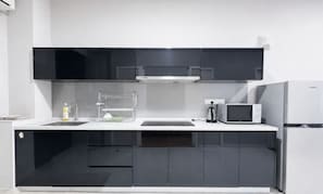 Private kitchen - Georgetown Seaview Duplex 2BR for 6 Guests at Maritime Suites 073A (Jelutong)