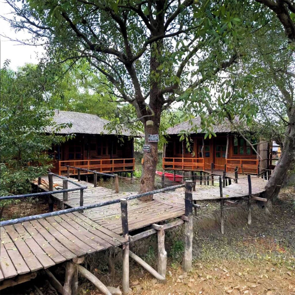 Economy Double Room, Canal View | Bathroom | Free toiletries, towels, soap, shampoo