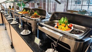 Ein reichhaltiges Buffet mit verschiedenen Speisen und Besteck.