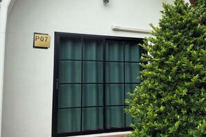A building with a green window and a sign indicating 'P07'. - Skyinn Resort (Khok Samrong)