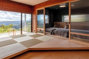 A room with a bed, a window, and a view of the outdoors. - The Villas〜atami amazing ocean view〜 (Atami)